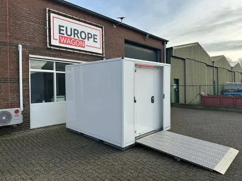 Miva container buiten geplaatst met openstaande deur en oprijplaat