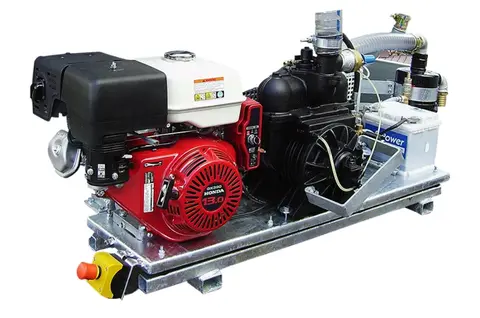 Sanitaire service units Kleine dieselmotor op witte achtergrond