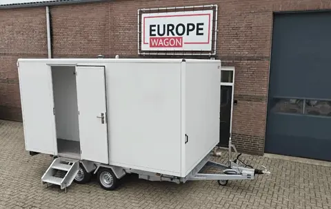 Schaftwagen met spoeltoilet voor verkoop Europe Wagon vooraanzicht hoek