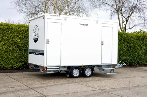 Vacuum Toiletwagen DL van De Lo ruime toiletwagen zonder afvoer zonder open deuren Toiletwagen huren voor flexibele en hygienische sanitaire voorzieningen