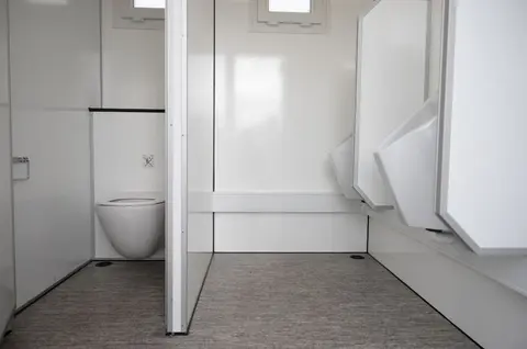 Vacuum Toiletwagen DL van De Lo ruime toiletwagen zonder afvoer toilet en twee plasbakken Toiletwagen huren voor flexibele en hygienische sanitaire voorzieningen