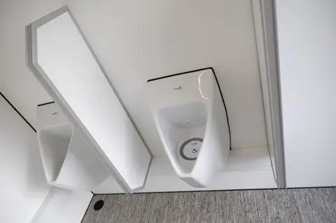 Vacuum Toiletwagen DL van De Lo ruime toiletwagen zonder afvoer plasbakken Toiletwagen huren voor flexibele en hygienische sanitaire voorzieningen