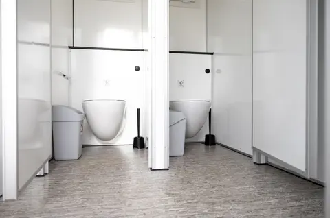 Vacuum Toiletwagen DL van De Lo ruime toiletwagen zonder afvoer binnenkant met twee toiletten Toiletwagen huren voor flexibele en hygienische sanitaire voorzieningen