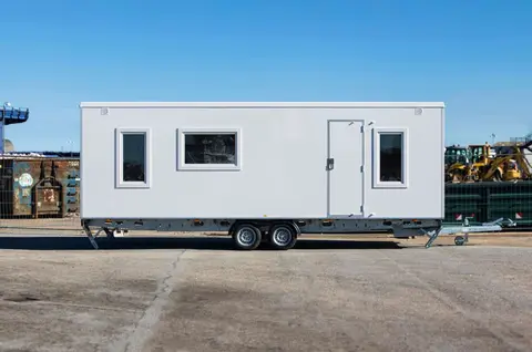 Mobiele woonunit witte mobiele woonunit op wielen