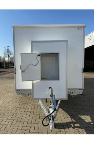 Mobiele woonunit dissel open