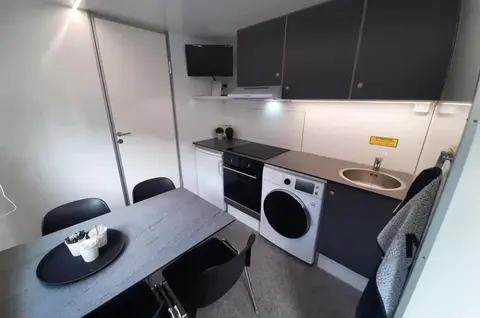 Mobiele woonunit keuken en deur